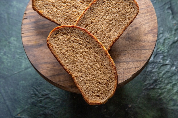 Bovenaanzicht donkere broodbroodjes op donker bureau