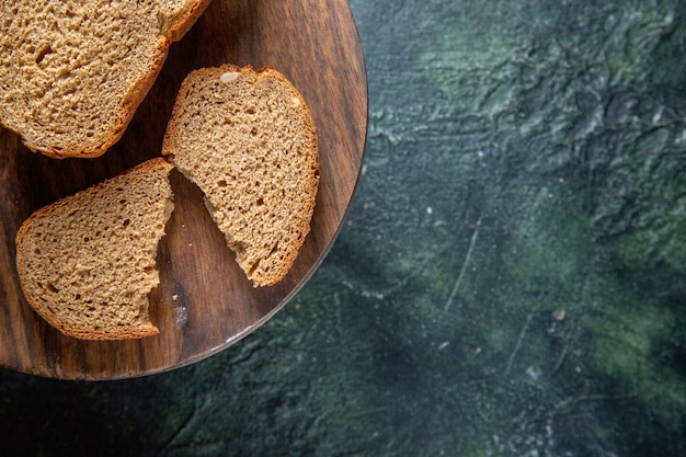 Bovenaanzicht donkere broodbroodjes op donker bureau