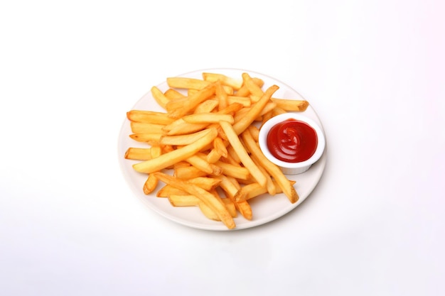 Bovenaanzicht een bord knapperige frietjes met ketchup geïsoleerd op een witte achtergrond