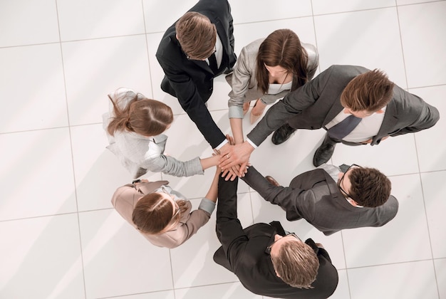 Bovenaanzicht een groep medewerkers die in een cirkel staan, het concept van teamwork