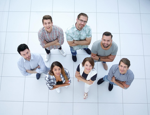 Bovenaanzicht een succesvolle groep jongerenfoto met kopieerruimte