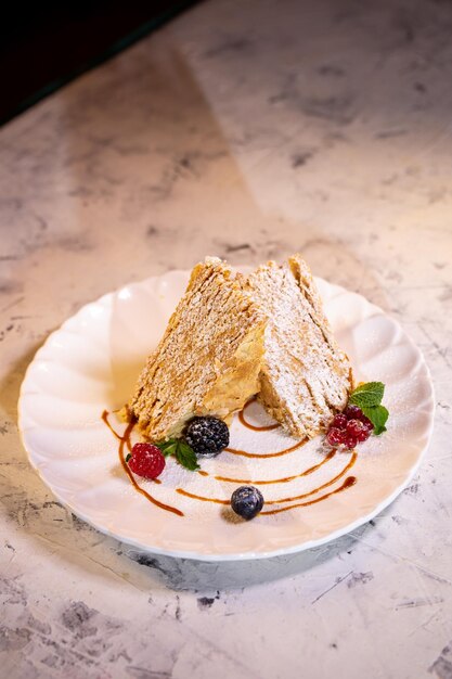 Bovenaanzicht een vers stuk bladerdeeg op een bord in een restaurant mooie dessertserving