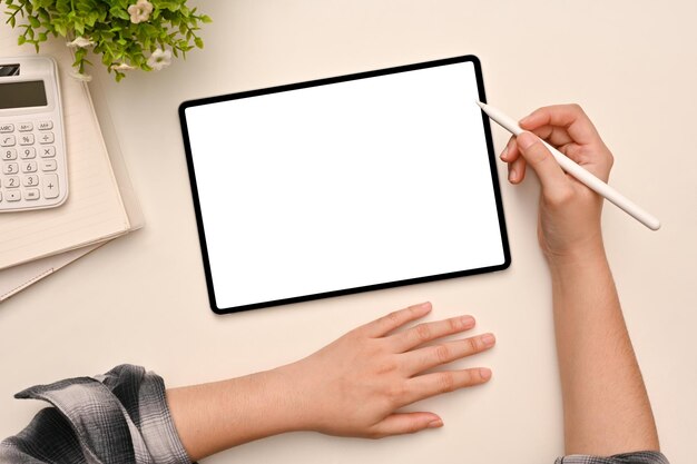 Bovenaanzicht Een vrouw die een styluspen gebruikt op het tabletscherm in haar moderne bureau