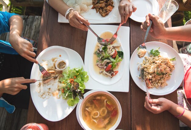 Bovenaanzicht eettafel met familie dineren