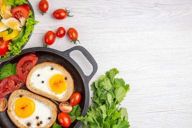 Bovenaanzicht ei toast met tomaten en salade op witte achtergrond ontbijt lunch eten maaltijd kleur salade gratis plaats