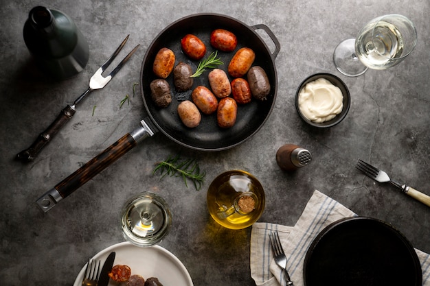 Bovenaanzicht eten en kruiden arrangement