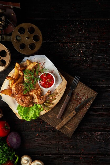 Bovenaanzicht eten op houten tafel