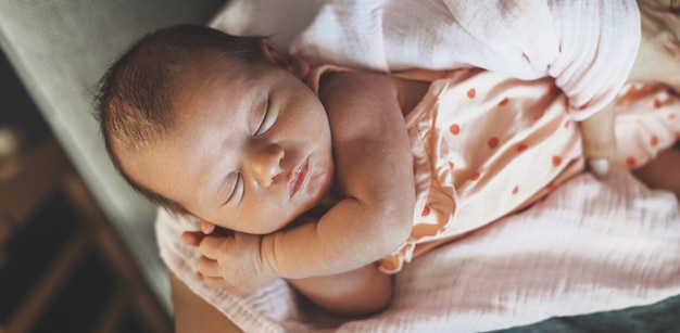 Bovenaanzicht foto van een blanke pasgeboren baby slaapt terwijl de ouders voor haar zorgen