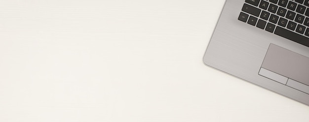Bovenaanzicht foto van grijze laptop toetsenbord op geïsoleerde witte houten achtergrond met lege ruimte