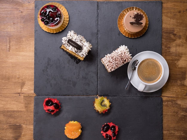 Bovenaanzicht foto van heerlijke verschillende bakkerij op houten tafel. Vers gebakken. Lekkere specialiteit. Lekkere desserts.