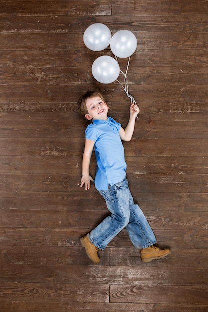 Bovenaanzicht foto van kleine jongen