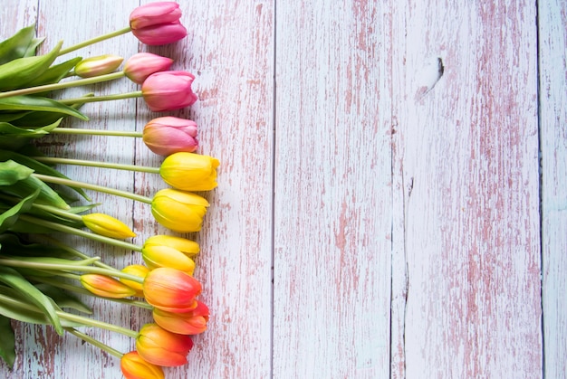 Bovenaanzicht, frame gemaakt van tulp bloemen, kopie ruimte.