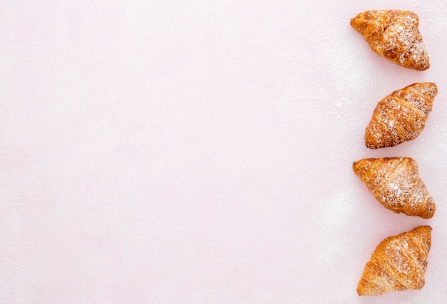 Foto bovenaanzicht franse croissants kopie ruimte