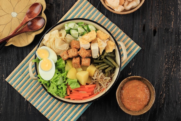 Bovenaanzicht Gado Gado Indonesische Mix Salade van Gekookte of Gestoomde Groente Geserveerd met Pindasaus. Gado-Gado Siram populair in Jakarta Gemaakt van aardappel, tempeh, tofu, spruitjes, wortel, kousenband en ei