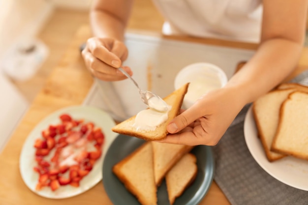 Bovenaanzicht gebakken toast in driehoeken gesneden