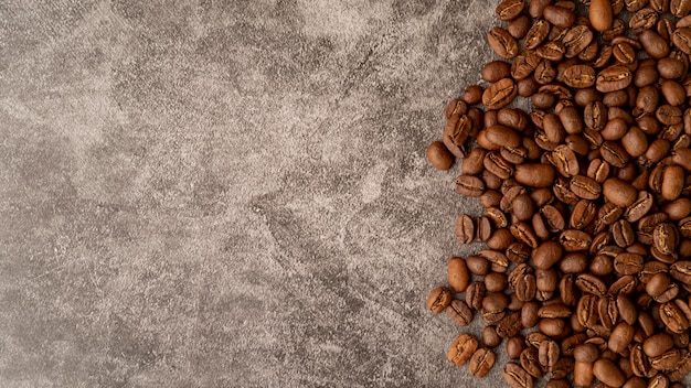 Foto bovenaanzicht gebrande koffiebonen met kopie ruimte