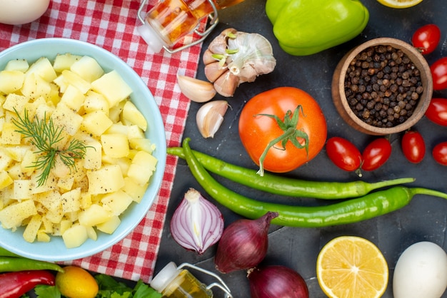Bovenaanzicht gekookte koolplakken met verse groenten en groen op de donkere achtergrond lunch eten salade gezondheid deeg maaltijd kleur dieet snack