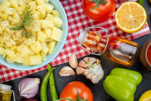 Bovenaanzicht gekookte koolplakken met verse groenten en groenten op donkere achtergrond lunch eten salade gezondheid snack deeg kleur dieet