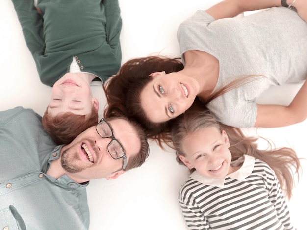 Bovenaanzicht gelukkige familie liggend op de vloer