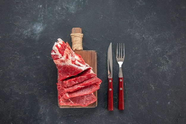 bovenaanzicht gesneden vers vlees met vork en mes. vlees diner voedsel kleur maaltijd