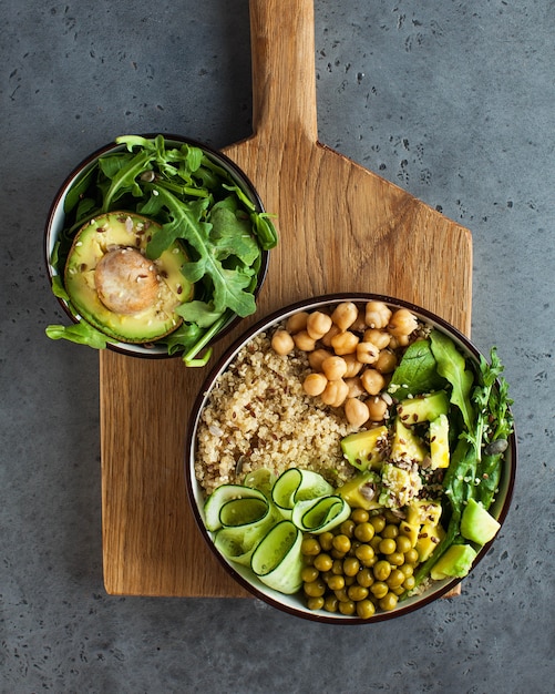 bovenaanzicht gezonde groentelunch met quinoa, avocado, kikkererwten en komkommer