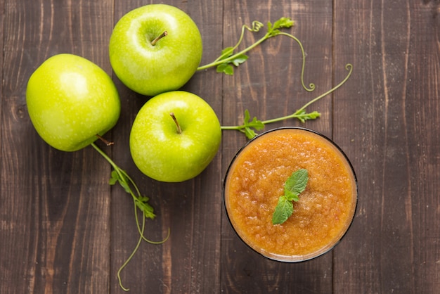 Bovenaanzicht groene appels smoothie op houten tafel