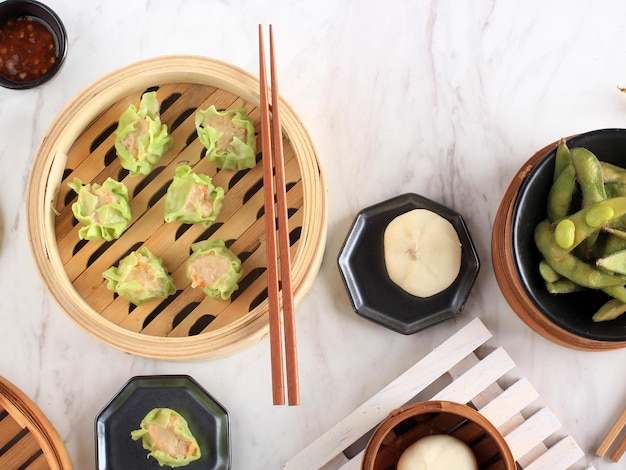 Bovenaanzicht Groente Shumai met groene huidskleur, gestoomde dim sum knoedel op bamboestomer