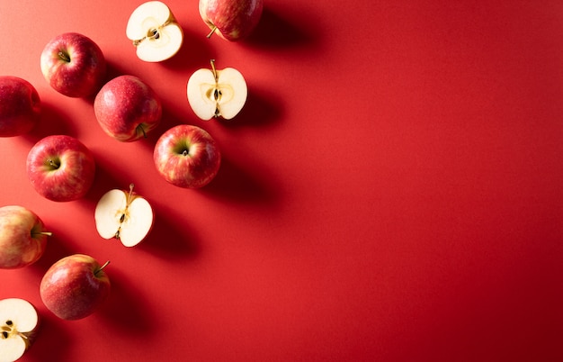 Bovenaanzicht, groep rode appels met kopie ruimte.