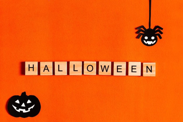 Bovenaanzicht halloween concept met houten letters