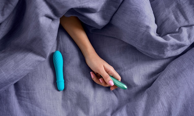 Bovenaanzicht hand met blauwe vibrator