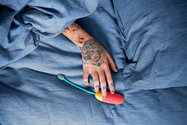 Bovenaanzicht hand met vibrator