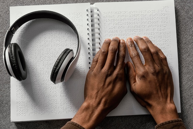 Bovenaanzicht handen braille lezen