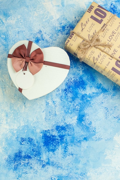 bovenaanzicht hartvormige doos geschenkspiraal op blauwe achtergrond kopie plaats