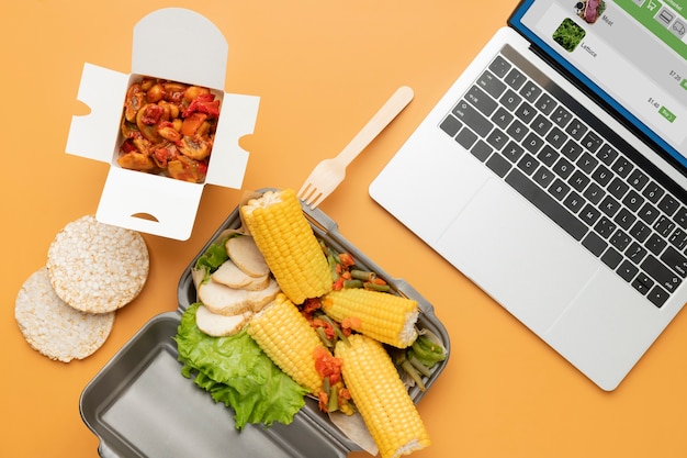 Bovenaanzicht heerlijk eten en laptop arrangement