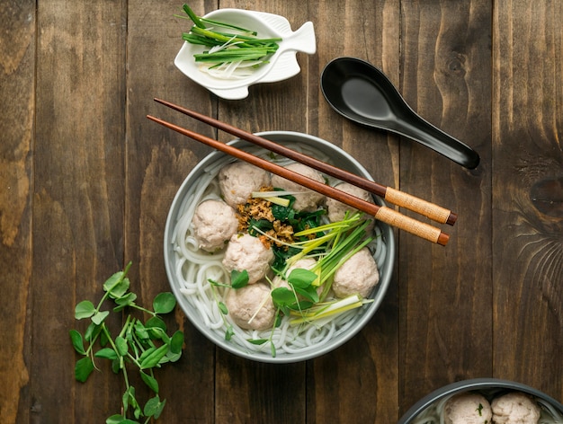 Foto bovenaanzicht heerlijke bakso kom samenstelling