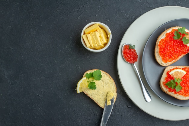 bovenaanzicht heerlijke kaviaar sandwiches in plaat met kaas op donkere ondergrond