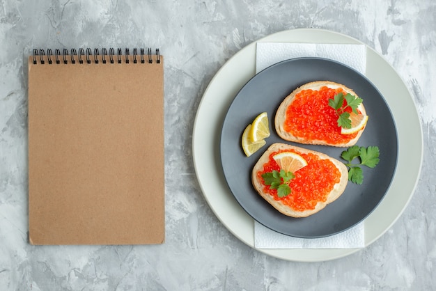 bovenaanzicht heerlijke kaviaar sandwiches in plaat op witte ondergrond