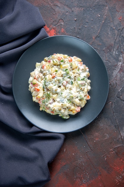 bovenaanzicht heerlijke keukensalade met mayonaise binnenplaat op donkere ondergrond