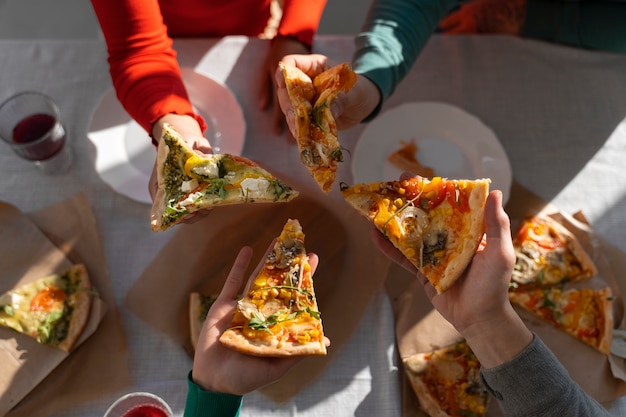 Foto bovenaanzicht heerlijke pizza op tafel