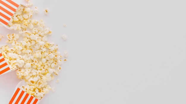 Foto bovenaanzicht heerlijke popcorn met kopie ruimte