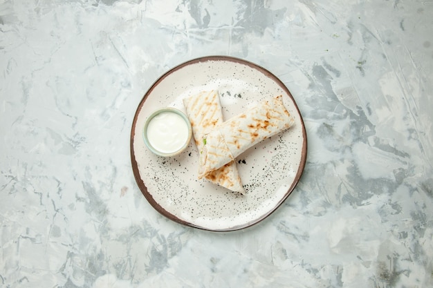 bovenaanzicht heerlijke shoarma gesneden pitabroodje met vlees op witte achtergrond fastfood maaltijd hamburger kleur snack lunch