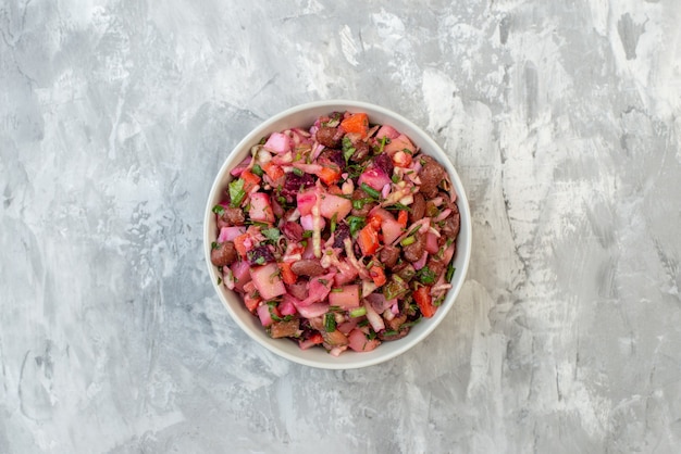 bovenaanzicht heerlijke vinaigrette bietensalade op witte achtergrond maaltijd salade dieet voedsel lunch kleur gezondheid rijp