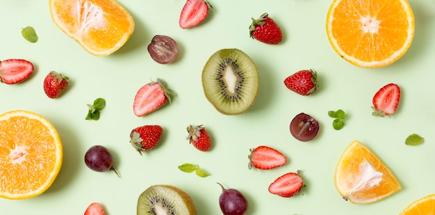 Foto bovenaanzicht heerlijke vruchten op tafel