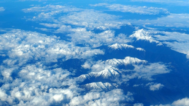 Bovenaanzicht hoek beelden van sneeuw heuvels rond fuji berg en witte lichte wolken en blauwe hemel in tokio, japan