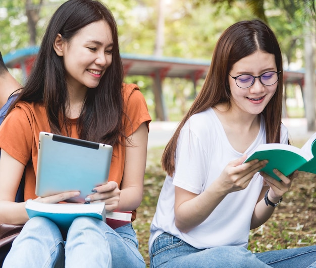 Bovenaanzicht hoge hoek groep mannelijke en vrouwelijke studenten zijn tijdens het lezen van boeken, onderwijsconcept