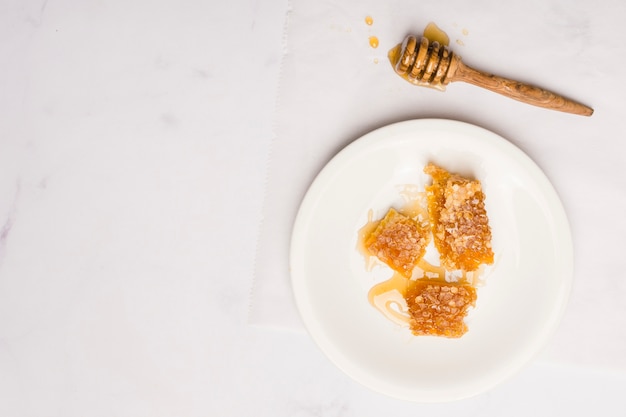 Bovenaanzicht honing met honingraatstukken
