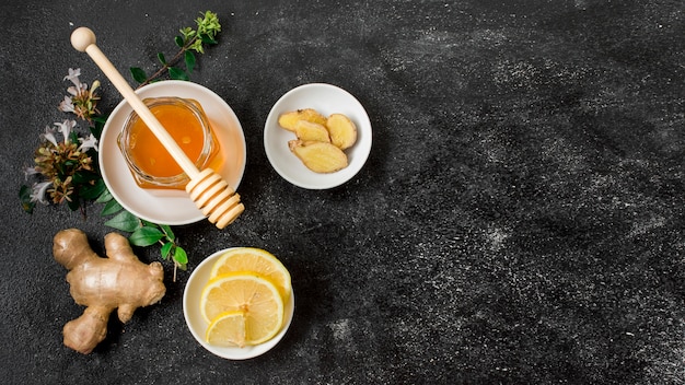 Foto bovenaanzicht honingpot met gember en citroen