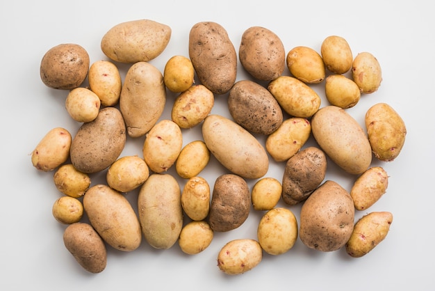 Foto bovenaanzicht hoop aardappelen