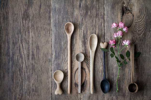 Bovenaanzicht houten lepels op tafel