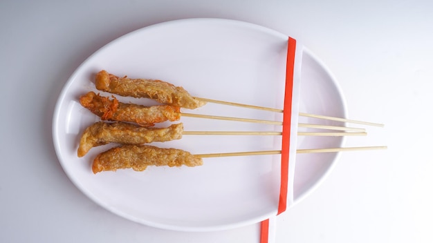 Bovenaanzicht huisgemaakt Sempol Ayam Sempol ayam is een bewerkte kipsnack die wordt gepureerd en vervolgens wordt doorboord met een stokje gewikkeld in ei en gebakken smaakt het heerlijk en heerlijkselectieve focus